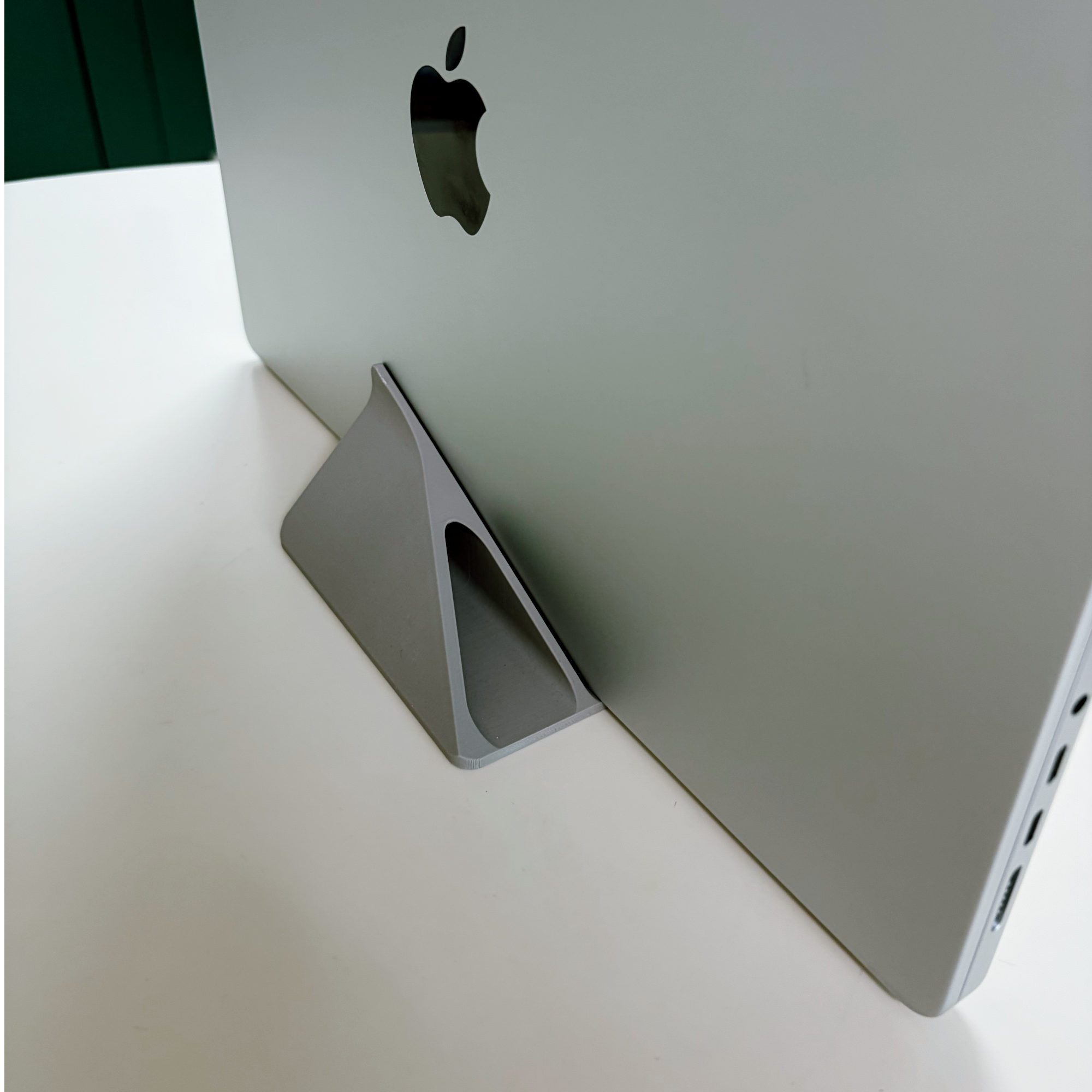Laptop stand with macbook
