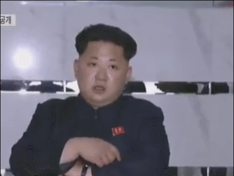 고개를 젓는 김정은